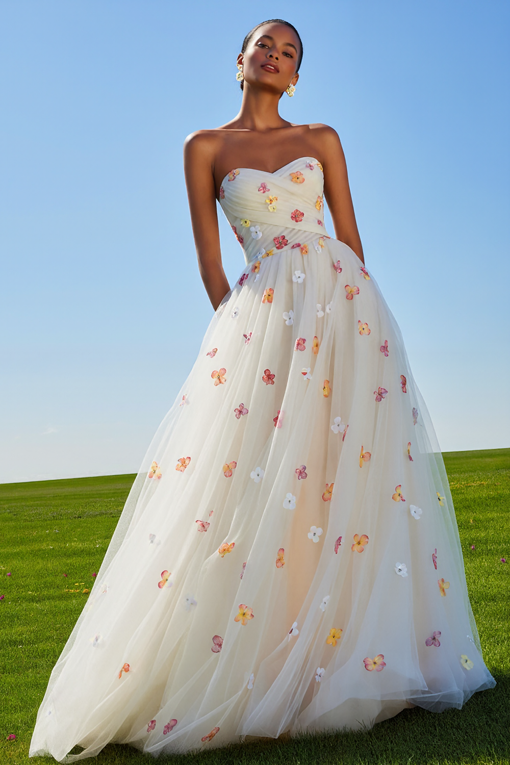 White Sweetheart A-Line Tulle Prom Dress With Appliques